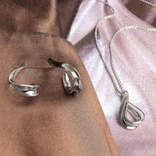 Load image into Gallery viewer, Kit Heath Serenity RP Midi 20" Necklace (Copy)