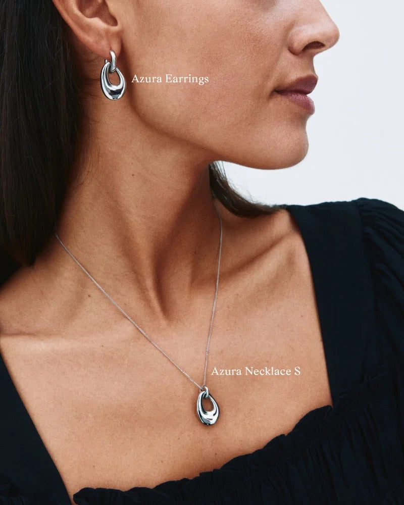 Model wearing Edblad Azura Necklace L Steel with matching earrings