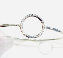 Load image into Gallery viewer, JB Bangle with Ice ring and oxi barring
