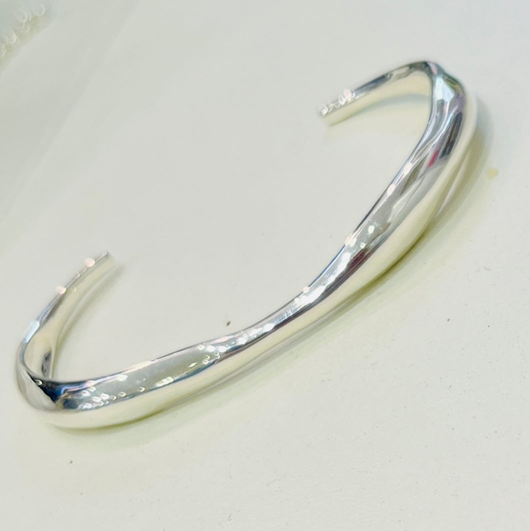 Chris Lewis Sculptural Fluid Bangle – Solid Sterling Silver Designer Jewellery UK- Ora sheffield