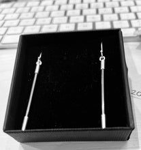 Load image into Gallery viewer, Silver oxi wired earrings with silver caps at the end
