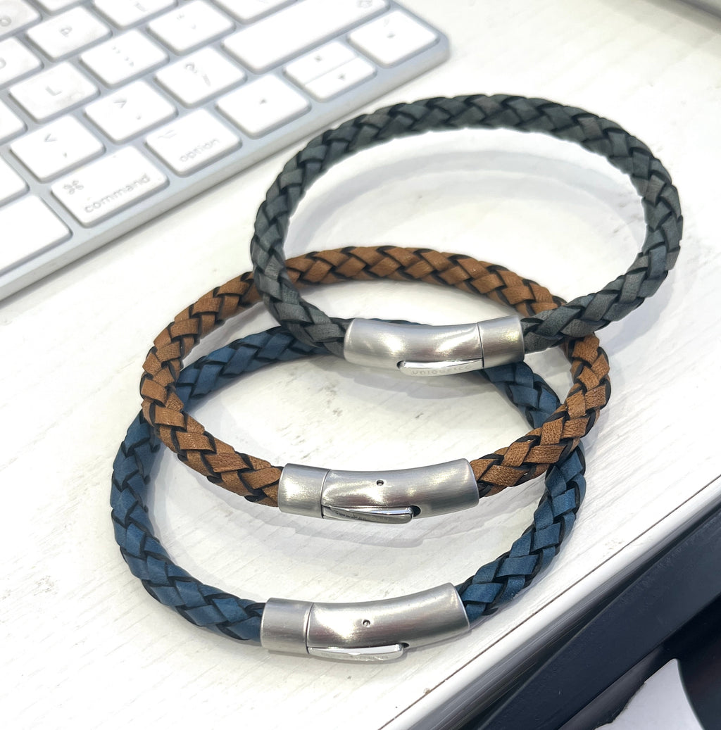 Leather Bracelet with Matte and polished Steel Clasp B552