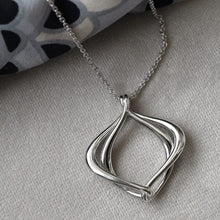 Load image into Gallery viewer, Kit Heath Entwine Alicia Midi Necklace
