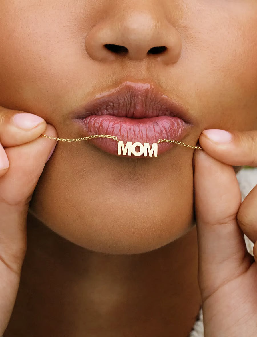Model wearing Edblad Mom Necklace Gold
