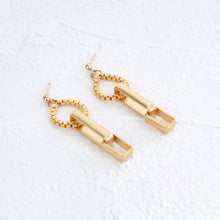Load image into Gallery viewer, Fox earrings gold
