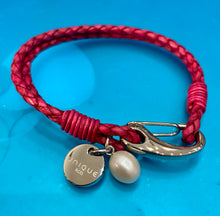 Load image into Gallery viewer, Leather bracelet with steel shrimp clasp and pearl charm -19 cm
