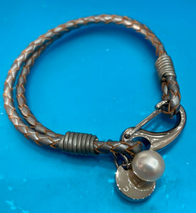 Leather bracelet with steel shrimp clasp and pearl charm -19 cm