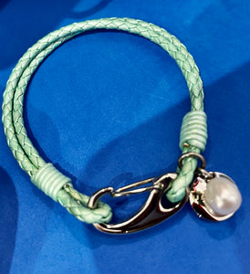 Leather bracelet with steel shrimp clasp and pearl charm -19 cm